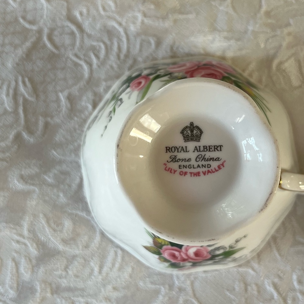 Vintage teacup.  Royal Albert Lilly of the Valley. - Picture 3 of 8